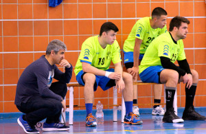 Julio Bermúdez, entrenador del PAN Moguer, durante un partido.