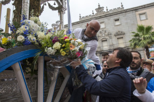 El alcalde de Huelva ha ofrecido unas flores al Simpecado.