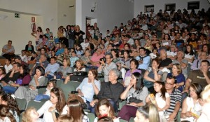 El acto contó con un gran número de público. 