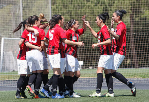 Alegría de las jugadoras onubenses tras el gol de Patri Gavira. / Foto: www.lfp.es.