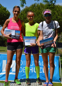 Las tres primeras clasificadas en la V Media Maratón 'Ruta Hoteles de Cartaya'.