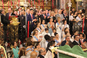 La Corte de Honor, autoridades, presidente y párroco aplauden la finalización de la procesión sanjuanista.