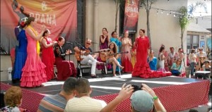 Una imagen de la Feria de Abril en Los Ángeles, bailarina china-americana incluida.