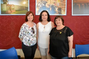 La concejal de Bienestar Social Aurora Vélez con Charo González e Inmaculada López de Feafes-Huelva.