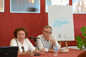 La fotógrafo Ana Flores ha presentado unos documentales históricos de San Juan del Puerto. Junto a ella, el concejal de Cultura Juan Martínez Toro.