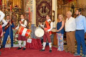 La pareja de tamborileros junto a la alcaldesa Rocío Cárdenas y los concejales José Barrado y Miguel Beltrán.