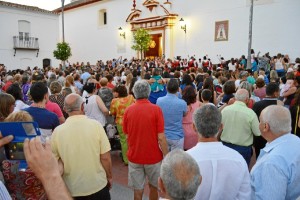 1.El grupo de cascabeleros posa con la alcaldesa y equipo de gobierno en las escalinatas de la iglesia.