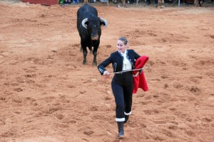 La novillero cordobesa Rocío Romero, primera mujer participante en la historia de las capeas sanjuaneras triunfó ayer con el de Millares.