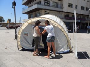 Otra imagen de la tienda de campaña instalada junto a la Casa Colón.