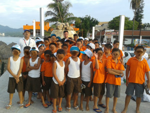 Con grupo de niños en Bucerías (Nayarit, México) durante campamento de verano, Julio 2015