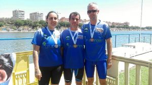 Tres medallas han conseguido los nadadores del club onubense. 