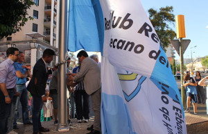 Momento del izado de la bandera del Recre en la plaza de Los Litri.