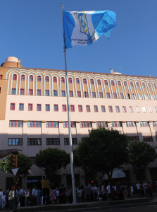 La bandera del Recre, ya colocada en el mástil.