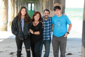 La foto más reciente de su familia al completo, en Manhattan Beach, al lado de Santa Mónica.