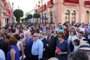 Los sanjuaneros abarrotan la calle Dos Plazas y Plaza de España al paso de la procesión.