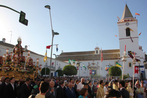 La Plaza de la Iglesia congregó a muchos vecinos y visitantes para ver la salida del Patrón sanjuanero.