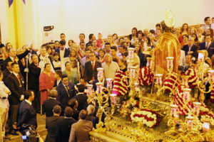 El presidente de la Hermandad Juan Pérez Vela dando los vivas a San Juan Bautista.