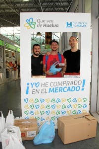 La acción promocional consiste en un photocall que invita a todos los clientes que compren en el mercado a que se sientan parte de la campaña.