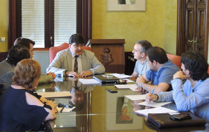 Un momento de la reunión del alcalde de la capital, Gabriel Cruz, con diversos colectivos albiazules.