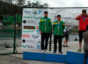 Ángel Abelleira y Alberto Alonso, en el podio de K2 500 mts.