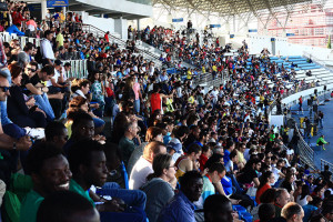 El público congregado en el estadio Emilio Martín disfrutó de la reunión. / Foto Josele Ruiz.