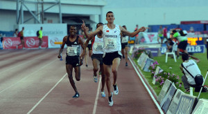 El marroquí Soufiane El  Bakkali, en el momento de entrar en la meta para ganar los 3.000 obstáculos. / Foto: Josele Ruiz.