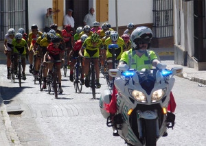 Un momento de la prueba en Osuna, con los ciclistas de Bollullos controlando la carrera.