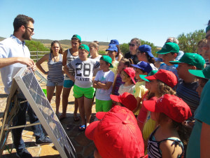 Los niños también han asistido a charlas sobre energías renovables.