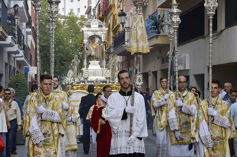 El paso de la custodia momentos después de su salida