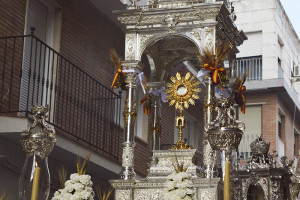 La Hermandad de San Francisco celebró como cada año su procesión eucarística