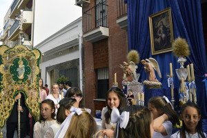 Niños de comunión pasando por delante de uno de los altares instalados