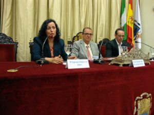 En el Ateneo, Esperanza Fidalgo con Don José Vallecillo que presidió el acto y Don Gabriel Gil, poeta sevillano que presentó a Esperanza Fidalgo.