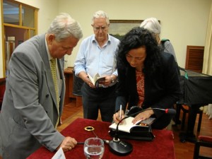 La autora firmando ejemplares de su libro. 