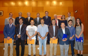 Los premiados junto a las autoridades asistentes.