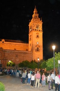 Largas colas para el besamanos. 