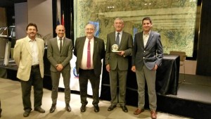 El director del Puerto de Huelva, Ignacio Álvarez-Ossorio ha recibido una placa de honor 2016 por parte de la Confederación Española de Transporte de Mercancías (CETM).