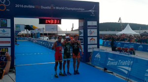 Emilio Martín, plata en el Mundial de Avilés, junto al ganador, Murray, y el tercer clasificado, Van Egdon. / Foto: @ITUDuathlon2016.