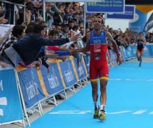 Emilio Martín entra en meta como segundo saludando a los aficionados. / Foto: El Comercio.