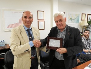 Momento de la entrega de placa de reconocimiento. 