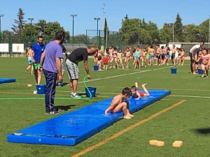 Alumnos, padres y monitores se han dieron cita en el campo de fútbol de la localidad.