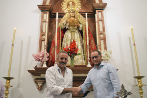 José Luís Borrero y Jesús Rosado se estrechan la mano a las plantas de la Virgen de la Amargura