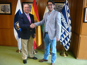 El director de El Corte Inglés e Hipercor en Huelva, Andrés Fuentes López, y el presidente de la Federación de Peñas del Recreativo, José Antonio Cabrera.