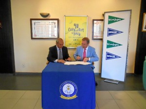 Momento de la firma del convenio entre D. Andrés Fuentes López, director de El Corte Inglés en Huelva, y D. Jesús Jiménez Soria, presidente