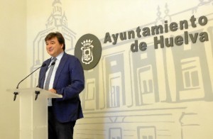 El alcalde de Huelva, Gabriel Cruz, anunció que el Recre había presentado el aval para participar en Segunda B.