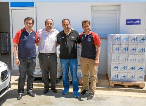 Momento del acto de entrega de 30.000 botellas de agua de medio litro.