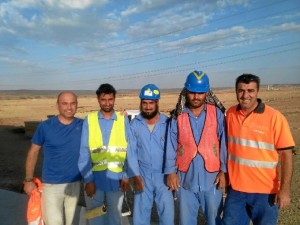 El onubense, con otros compañeros de trabajo en Arabia Saudí.