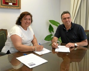 Un momento de la firma del acuerdo.