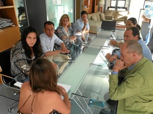 Encuentro de López con representantes de los arquitectos onubenses.