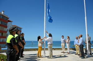 Momento del izado de la Bandera Azul en Matalascañas.