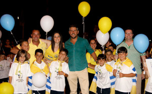 El concejal de deportes isleño, Natanael López, en el centro, en un momento del desfile.